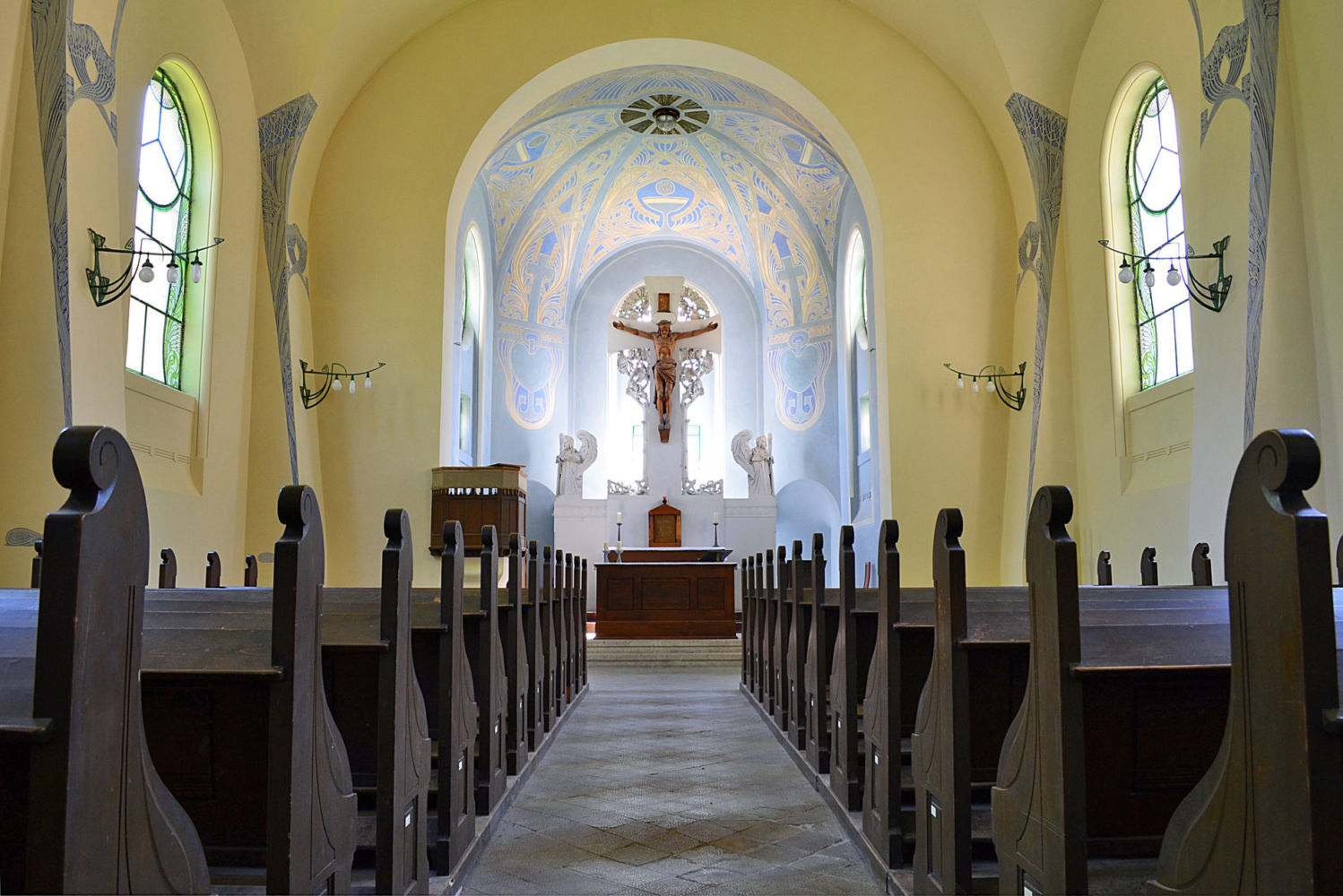 Interiér secesního kostela Povýšení sv. Kříže v Jablonci nad Nisou - oltář a lavice