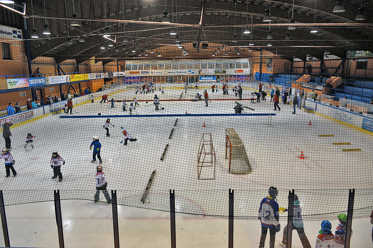 Krytý zimní stadion v Jablonci nad Nisou - hokejový trénink dětí