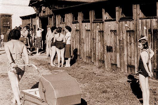 Dívky na plovárně v šedesátých letech - historické foto koupaliště Sluníčko Vratislavice