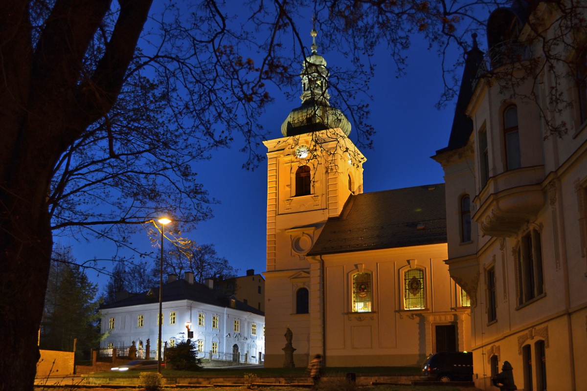 Dům národopisců Jany a Josefa V. Scheybalových a kostel sv. Anny v Jablonci nad Nisou večer