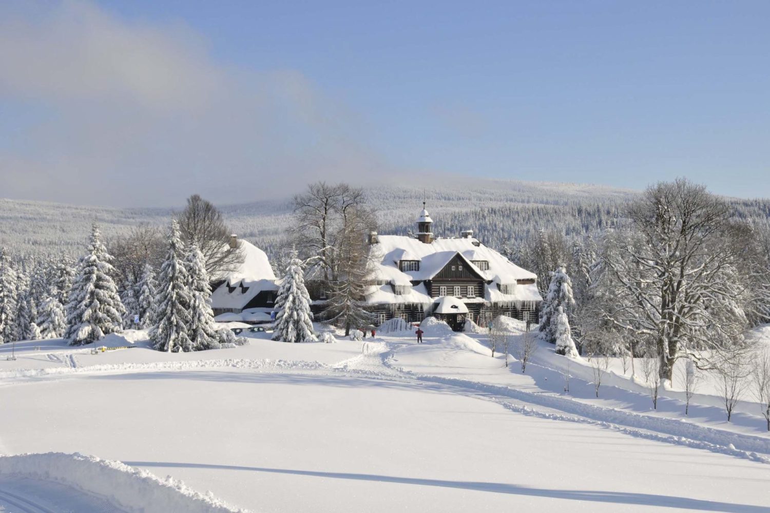 Zasněžená Šámalova chata na Nové louce v Jizerských horách