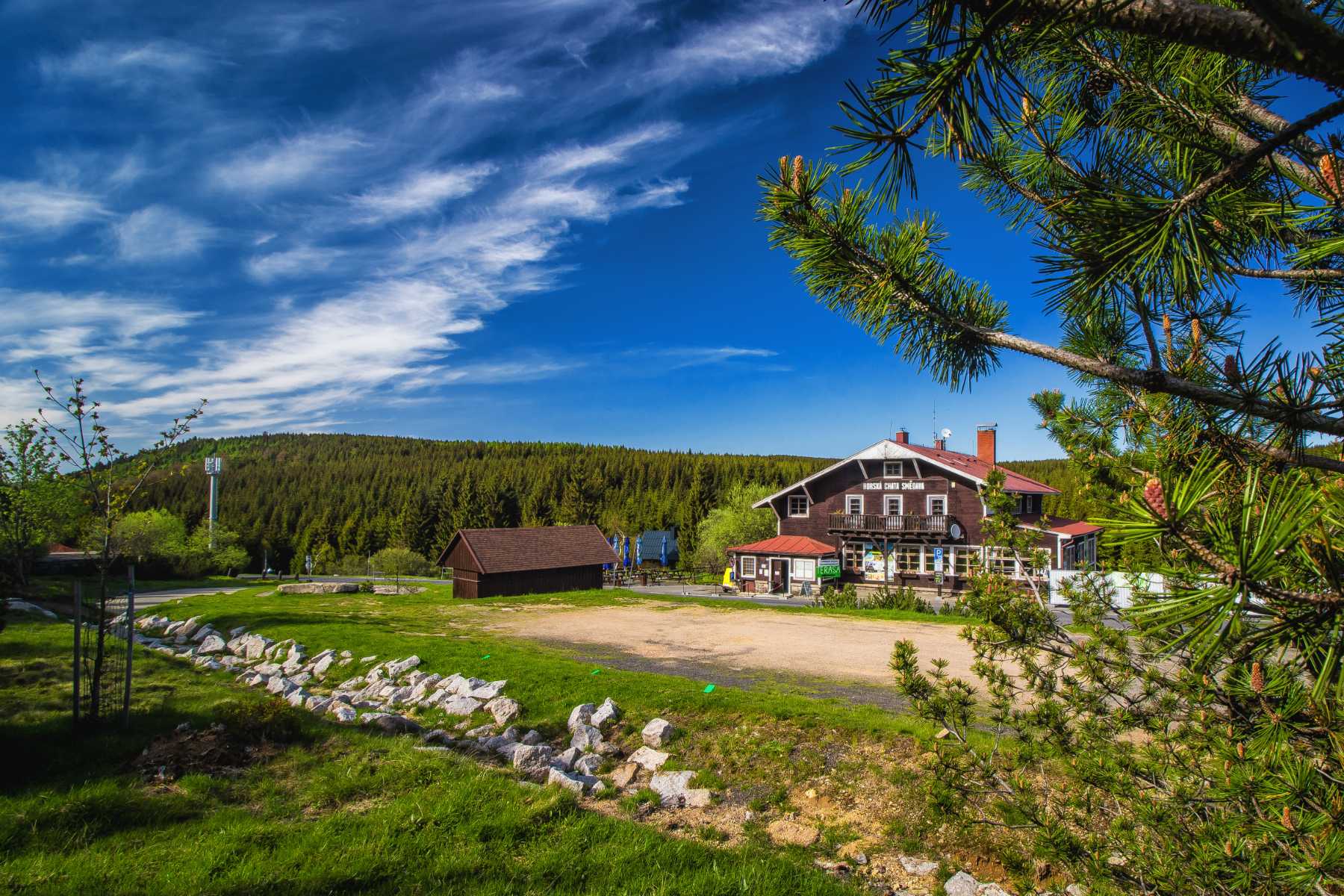 Chata Smědava obklopená přírodou Jizerských hor - oblíbený cíl turistů, cyklistů i lyžařů