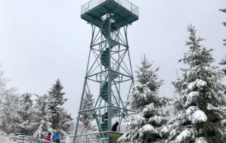 Kovová rozhledna rozhledna Slovanka v Jizerských horách v zimě