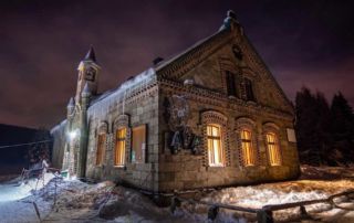 Kamenná turistická chata Orle - polská část Jizerských hor - zimní večer