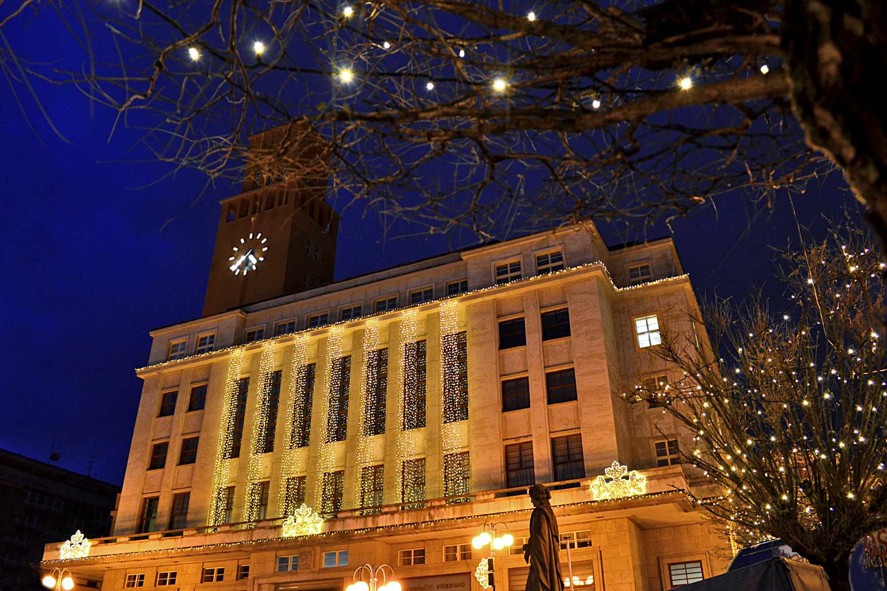 Radnice Jablonec nad Nisou v době adventu a Vánoc - večerní osvětlení, výzdoba budovy