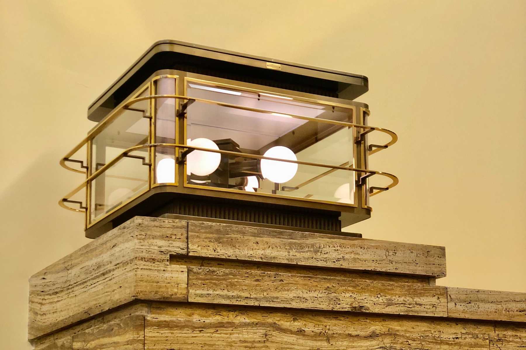 Funkcionalistická lucerna podle arch. K. Wintera ve vstupní hale v budově radnice v Jablonci nad Nisou
