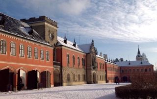 Novogotický zámek Sychrov - hlavní vstup v zimě