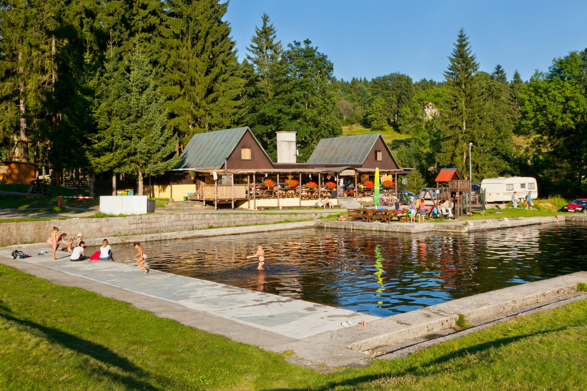 Přírodní koupaliště a restaurace s letní terasou Dolina v Bedřichově - Jizerské hory
