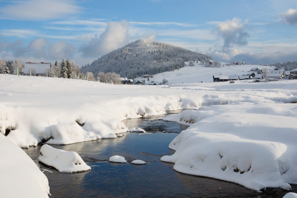 Jizerské hory v zimě. Pohled na horu Bukovec v osadě Jizerka..