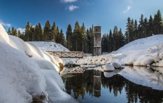 Protržená přehrada v Jizerských horách v zimě pod sněhem - současný stav po rekultivaci