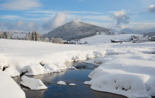 Hora Bukovec, osada Jizerka a řeka JIzera v Jizerských horách v zimě