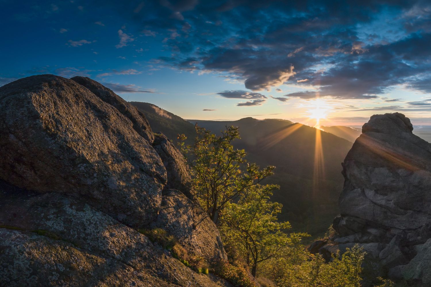 Západ slunce na vyhlídce Ořešník – skalní dominanta nad Hejnicemi, Jizerské hory