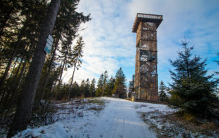 Nová dřevěná rozhledna Císařský kámen v zimě - Jablonecko, postavená roku 2018