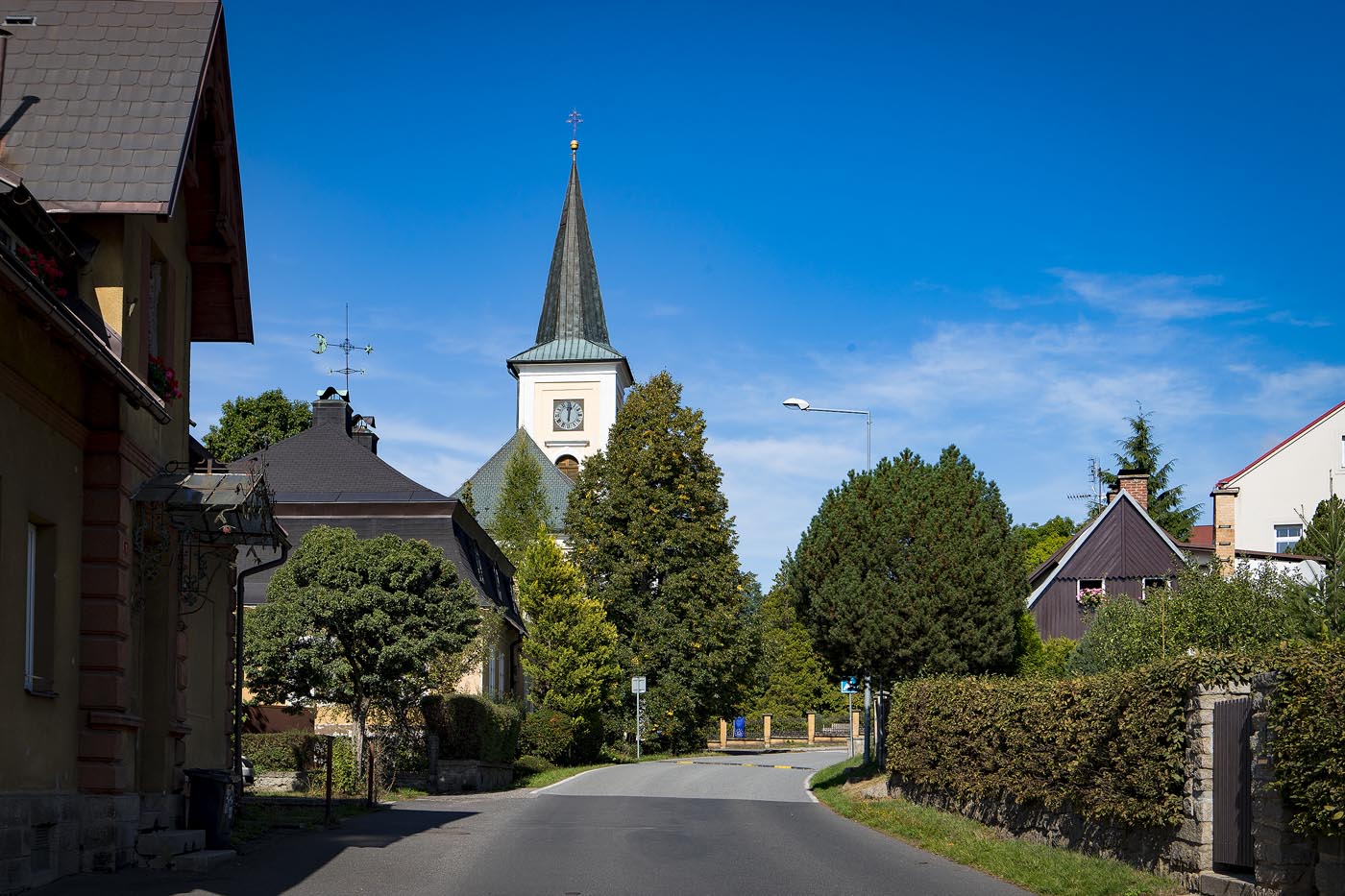 Rýnovice (městská část Jablonce nad Nisou) - pohled na ulici vedoucí ke kostelu
