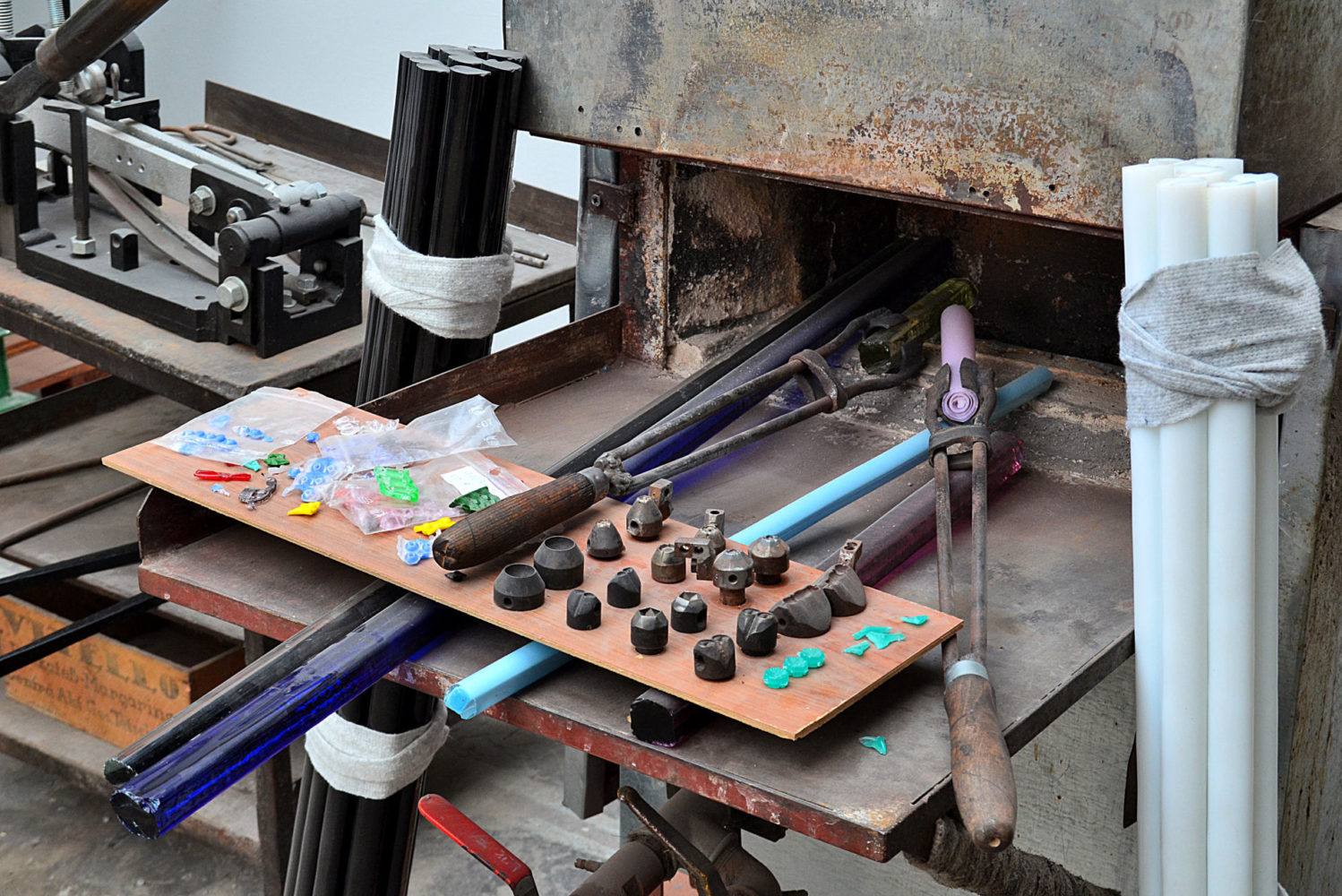 Skleněné tyče jako polotovar pro výrobu bižuterie v Muzeu výroby korálků G&B beads Jablonec nad Nisou