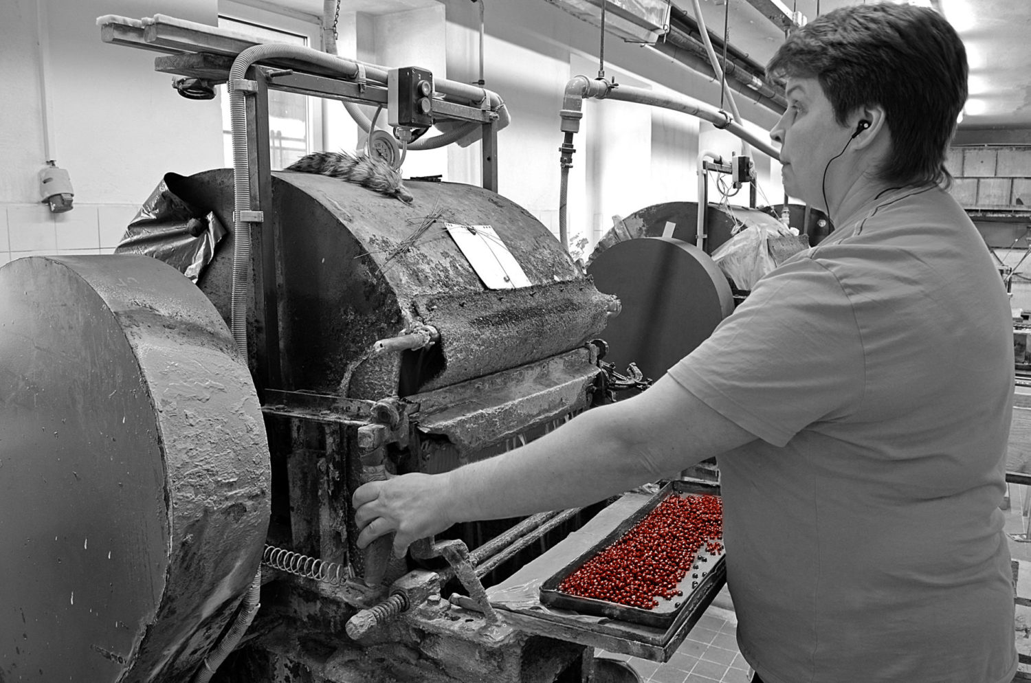 Bižuterní výroba s velkým podílem ruční práce v GB beads Jablonec nad Nisou - zaměstnankyně u navlékacího stroje
