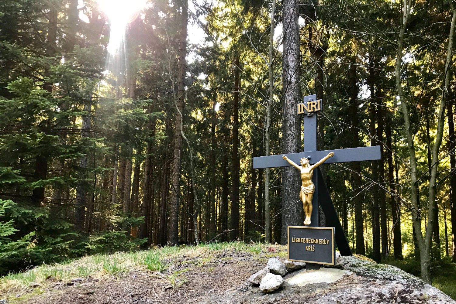 Obnovený Lichtenecknerův kříž na Vládní cestě v Jizerských horách, který nechal postavit polesný Lichteneckner z vděčnosti, že se zachránil před nečistými mocnostmi při nočním návratu z hospody.