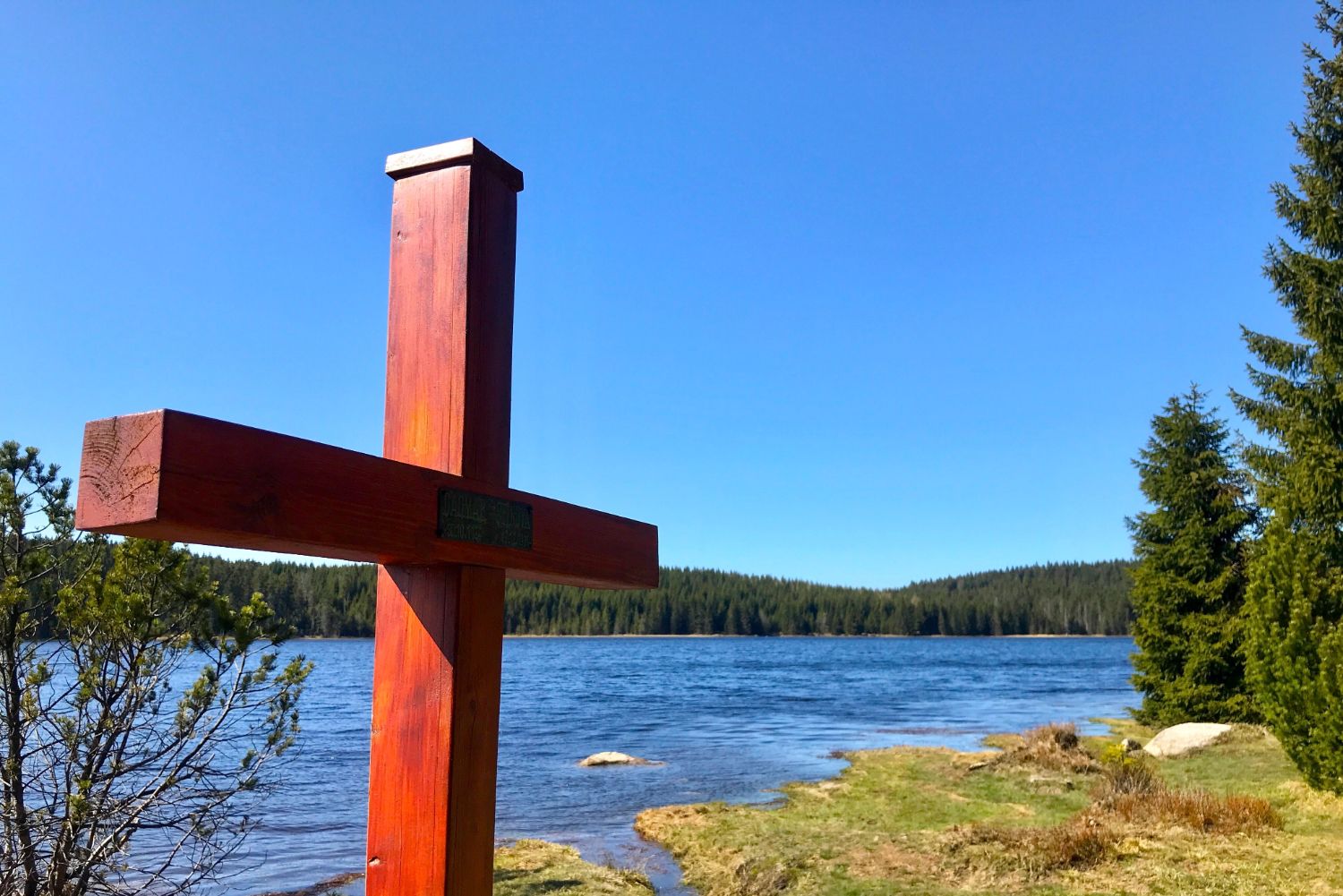 Novodobější dřevěný kříž u přehrady Bedřichov na Černé Nise – Jizerské hory
