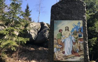 Křížová cesta na rozhlednu Slovanka - 10. zastavení Ježíš je zbaven šatů (barevný výjev z Bible na žulovém sloupu)