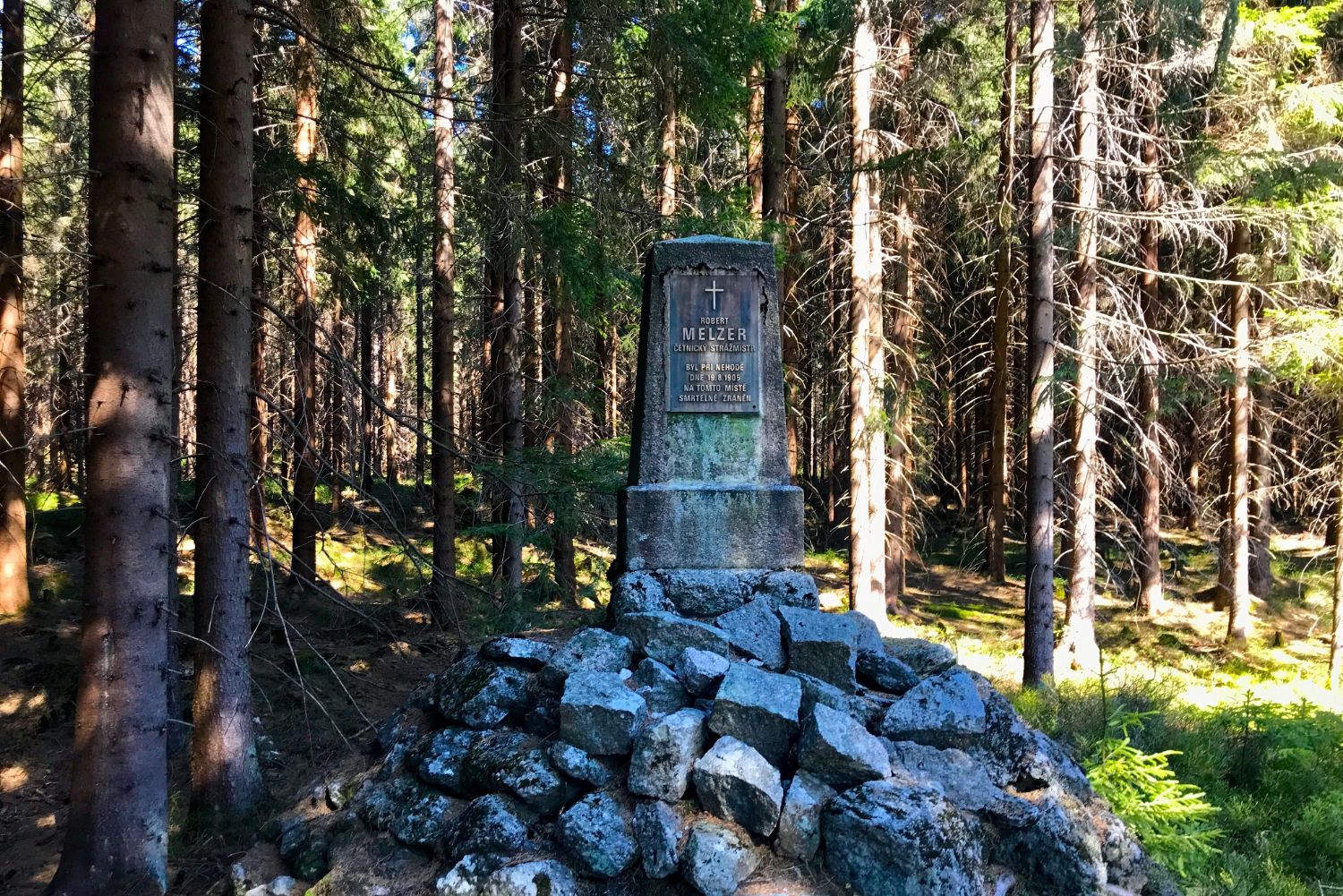 Melzerův pomník ležící na NS Černá Nisa připomíná neštěstí v r. 1905, kdy se stavěla bedřichovská přehrada. Zahynul zde mladík Robert Melzer, na kterého se převrhl vagónek z úzkokolejné železnice.