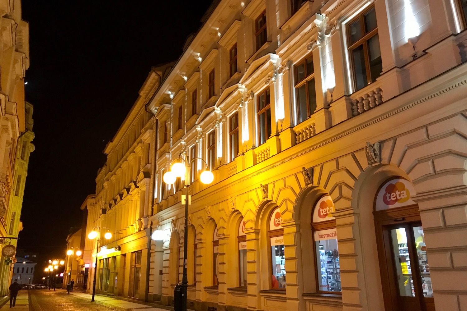 Večerní pohled na pěší zónu a Kulturní centrum Hotel Praha - Jablonec nad Niso