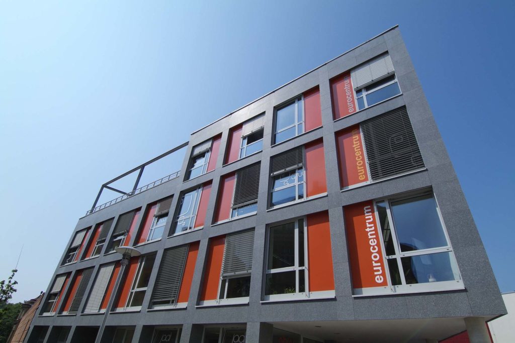 Moderní strohá budova Eurocentra v Jablonci nad Nisou - administrativní část