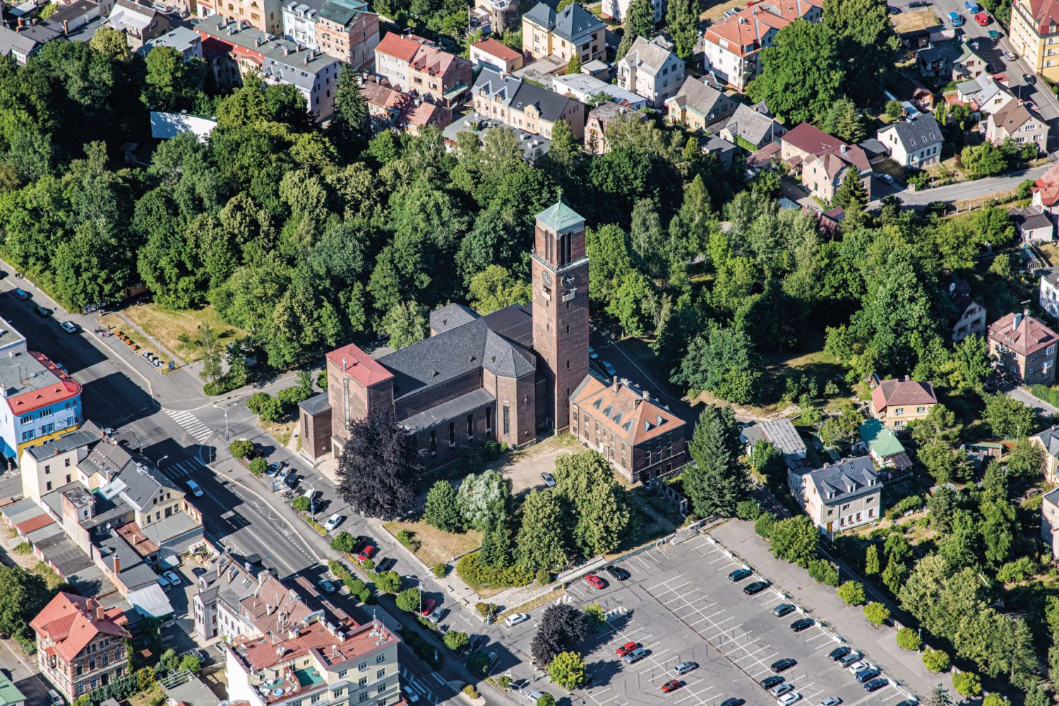 Letecký pohled na Horní náměstí a kostel Nejsvětějšího Srdce Ježišova - Jablonec nad Nisou