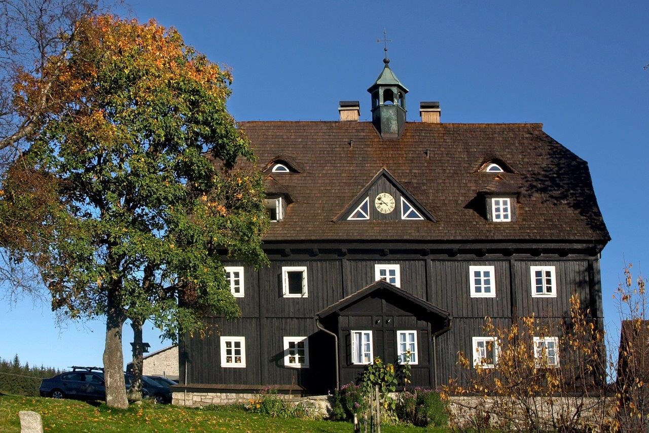 Historický dřevěný Panský dům v osadě Jizerka v Jizerských horách