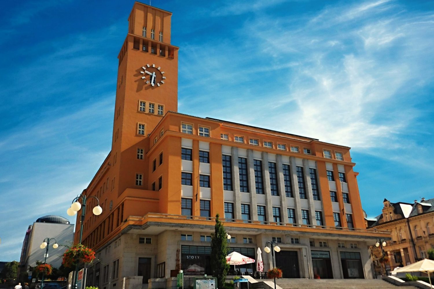 Pohled na funkcionalistickou radncici v Jablonci nad Nisou – hlavní vchod z Mírového náměstí