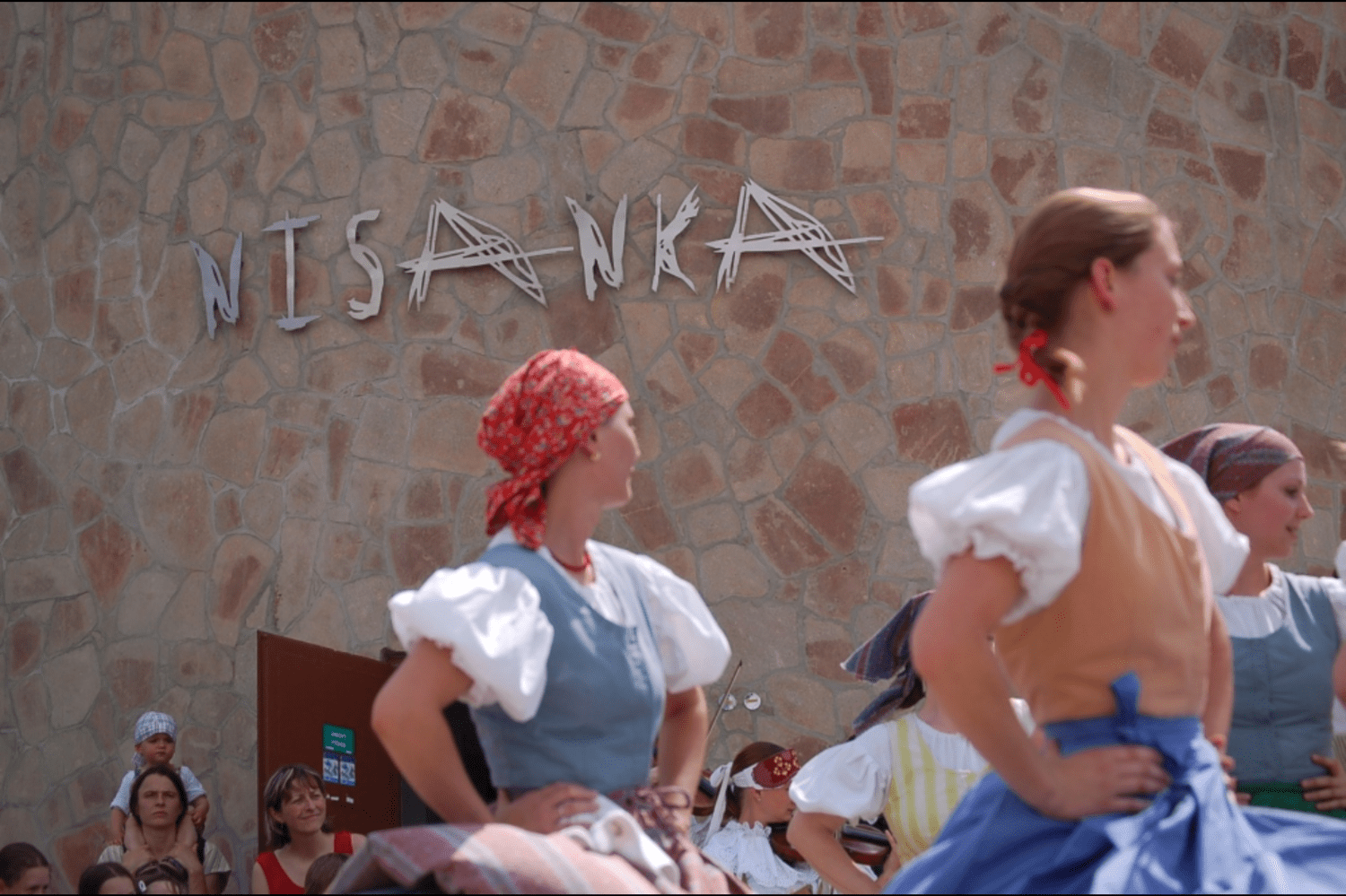 Folklórní soubor Nisanka tančící v krojích u stejnojmenné rozhledny - Jablonecko