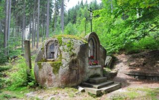 Skalní kapličla u křížové cesty na Vysokém hřebeni - Bedřichov v Jizerských horách