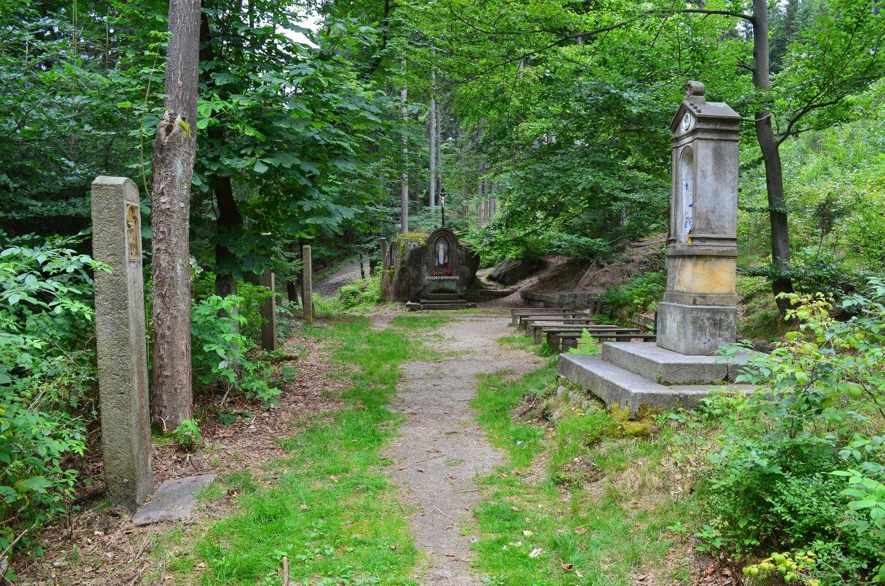 Křížová cesta a malý oltář ve skále na Vysokém hřebeni - Bedřichov v Jizerských horách