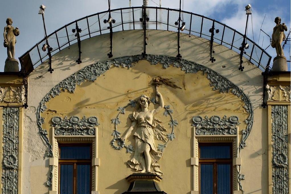Secesní detail – socha a květinové motivy - na hotelu Diana v Jablonci nad Nisou