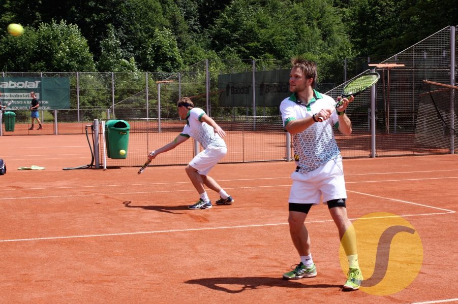 Dvojice tenistů v bílém při čtyřhře na kurtu v Břízkách - Jablonec nad Nisou