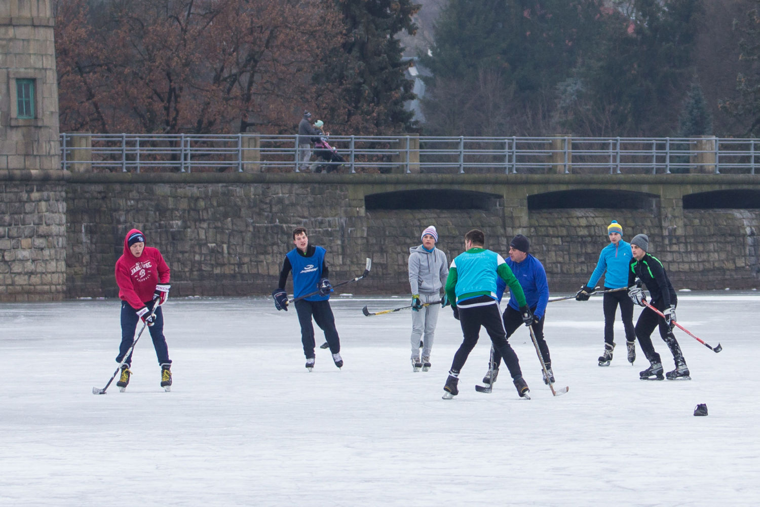 Lidé hrající hokej na přehradě v Jablonci nad Nisou