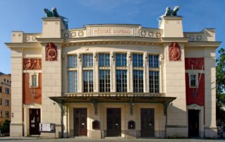 Secesní budova Městského divadla v Jablonci nad Nisou - hlavní vchod