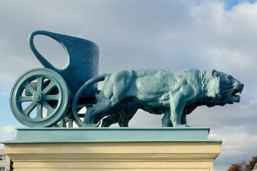 Plastika lva s vozíkem na střeše Městského divadla v Jablonci nad Nisou - architektura