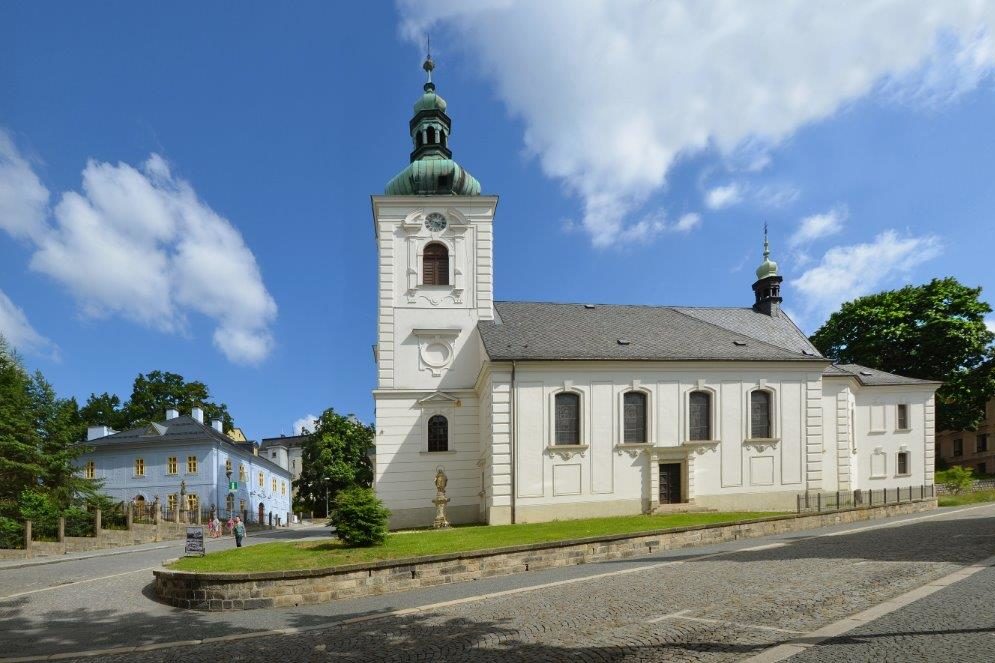 Kostel svaté Anny a bývalá fara (Dům národopisců Scheybalových) v Jablonci nad Nisou