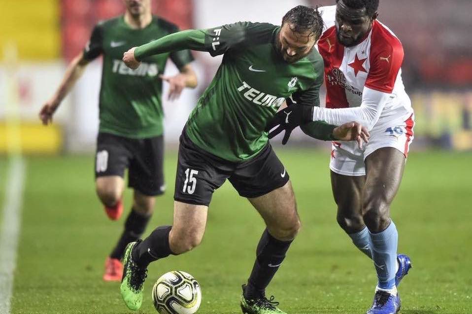 hráči FK Jablonec v zelených dresech při domácím fotbalovém utkání se Slávií
