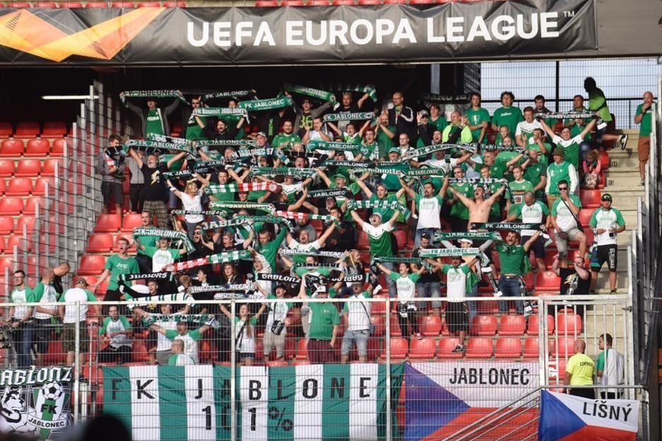 Fanoušci fotbalového klubu FK Jablonec na tribuně stadionu Střelnice se šálami v ruce při utkání Evropské ligy.