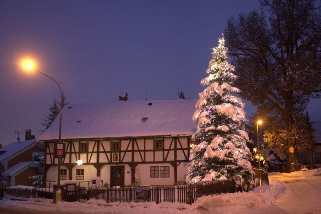 Zasněžený hrázděný Dům česko-německého porozumění a vánoční strom v Rýnovicích - Jablonec nad Nisou