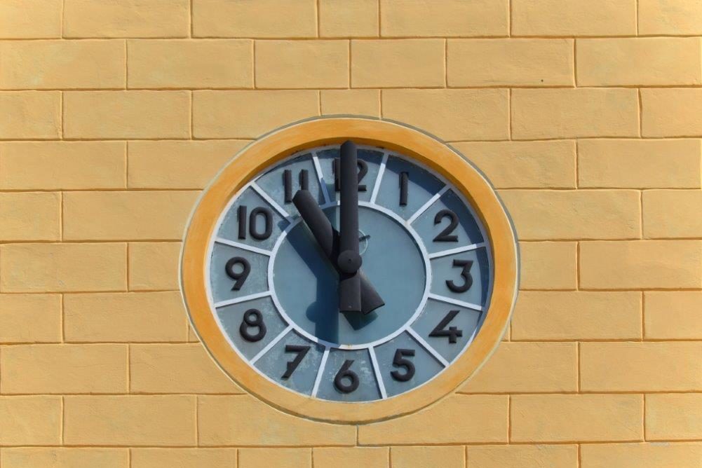 Detail hodin na staré radnici v Jablonci nad Nisou (dnes Městská knihovna)