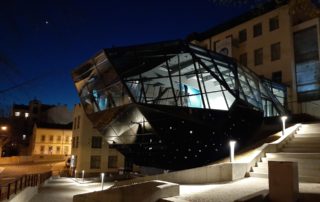 Nová skleněná přístavba Muzea skla a bižuterie v Jablonci nad Nisou - večerní pohled zvenčí