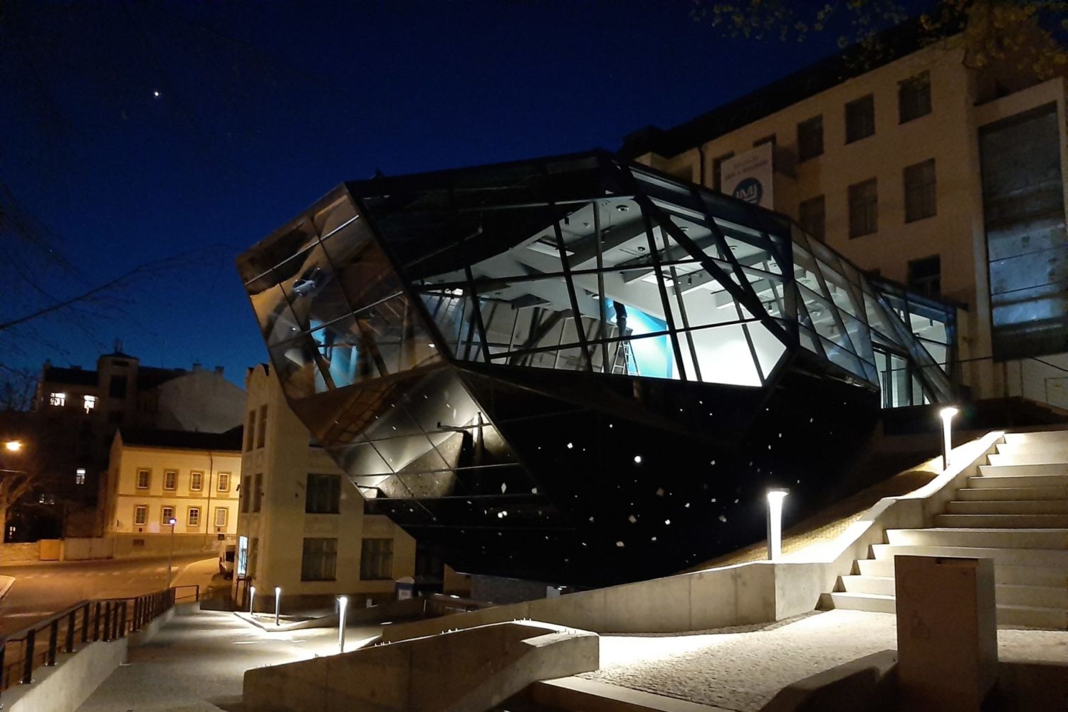 Nová skleněná přístavba Muzea skla a bižuterie v Jablonci nad Nisou - večerní pohled zvenčí