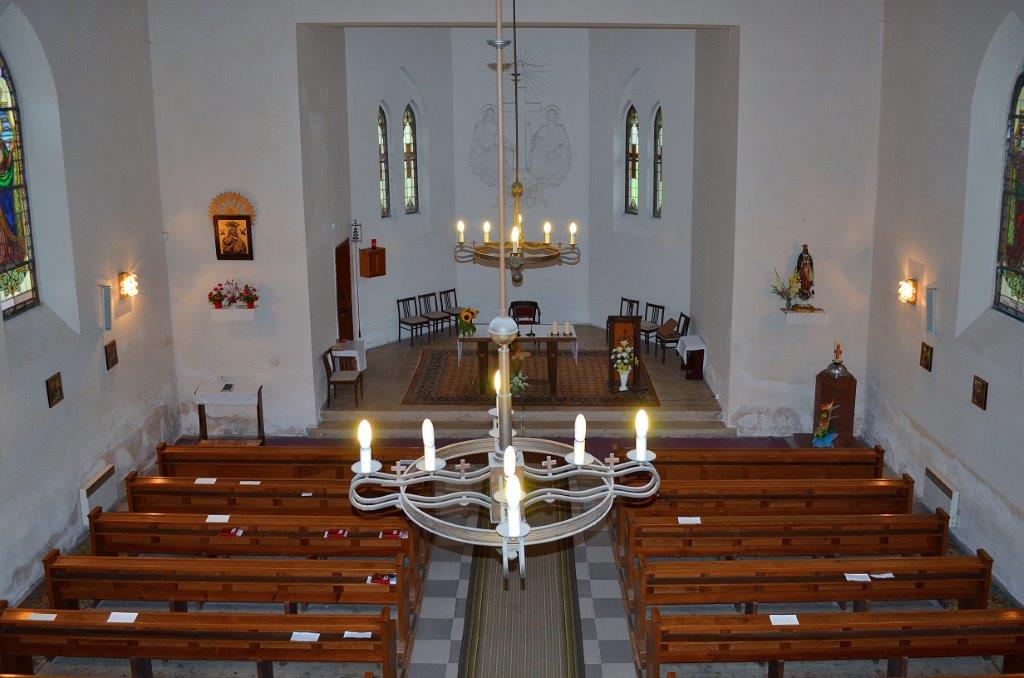 Skromnější interiér kostela Nejsvětější Trojice, Mšeno, Jablonec nad Nisou
