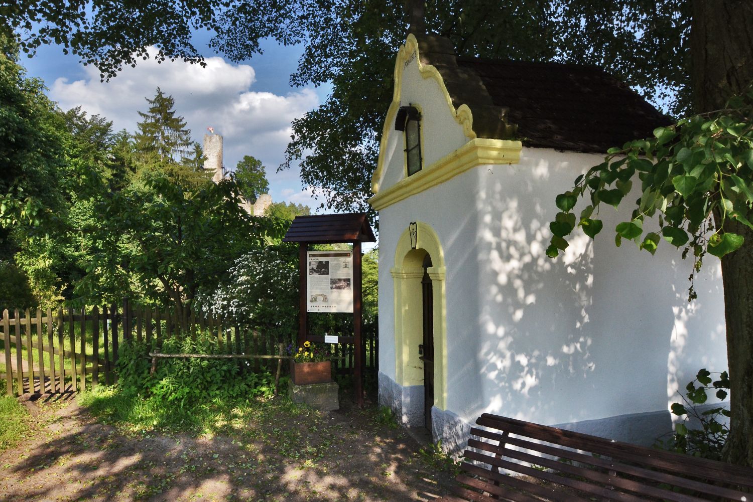 Obnovená vesnická kaplička pod hradem Frýdštejn - Jablonecko