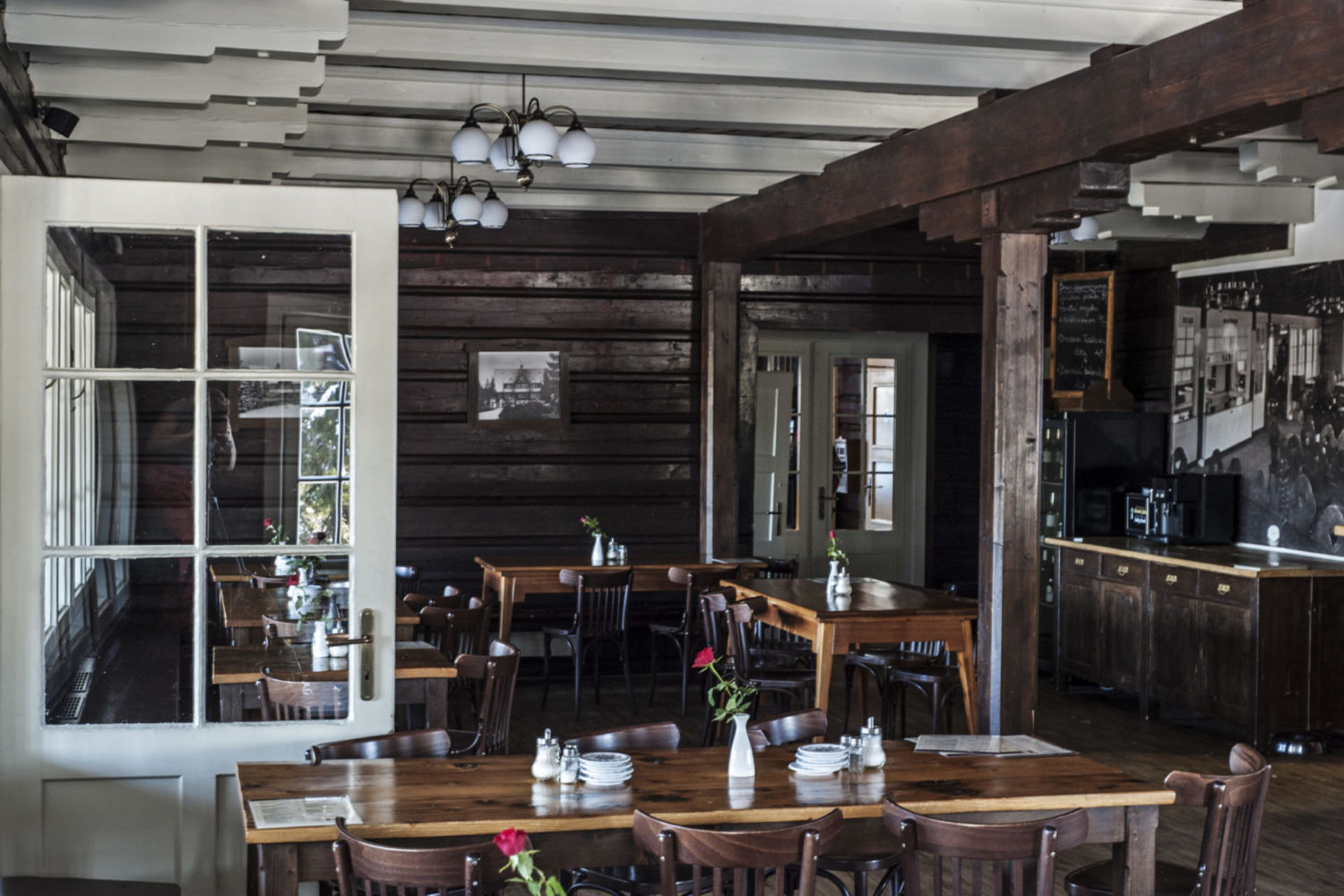 Dřevěný stylový interiér restaurace Prezidentské chaty v Jizerských horách.